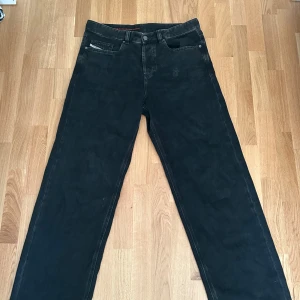 Diesel d-macro 2001 jeans - ‼️🚨Ett par diesel-jeans köpta 2 månader sedan, använda 3 gånger. Nypris 2000 kr. Byxorna är perfekt för dig som vill ha ett par jeans som passar till absolut allt. Pris kan såklart diskuteras🙏🙏