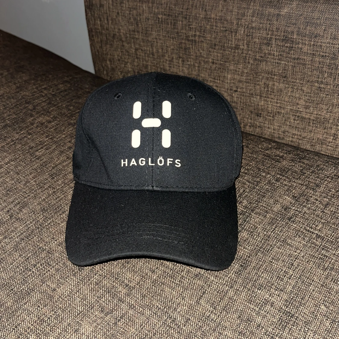 Svart och vit keps från Haglöfs