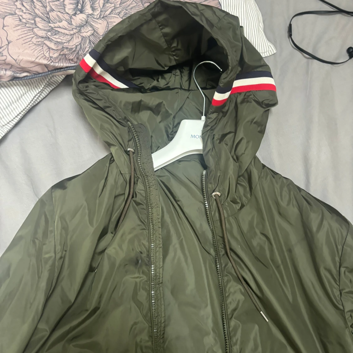 Olivgrön vindjacka från Moncler - 2