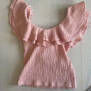 Rosa offshoulder volangtopp - Supersöt rosa topp med offshoulder-modell och stora volanger runt axlarna. Använd få gånger🩷🩷