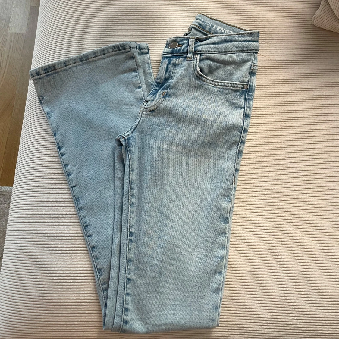 Ljusblå bootcut jeans med low waist