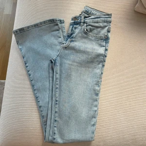 Ljusblå bootcut jeans med low waist - Snygga ljusblå jeans med bootcut och low waist. Klassisk femficksmodell i stretchigt jeanstyg som sitter skönt och ger en clean look. 