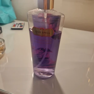 Love Spell Fragrance Mist - Populär body mist från Victoria's Secret med lila vätska och snygg design. Perfekt för dig som vill ha en fräsch och ungdomlig touch i vardagen. Volym: 250 ml. Ungefär 75% kvar💞