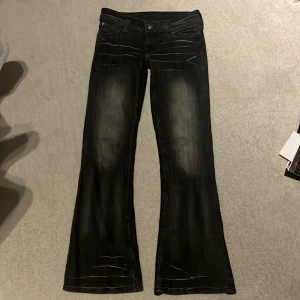Jeans Cheap monday - Populära slutsålda Cheap monday jeans booty bei low storlek 28/30, knappt använda. Vill bli av med dem därav priset, tryck köp nu