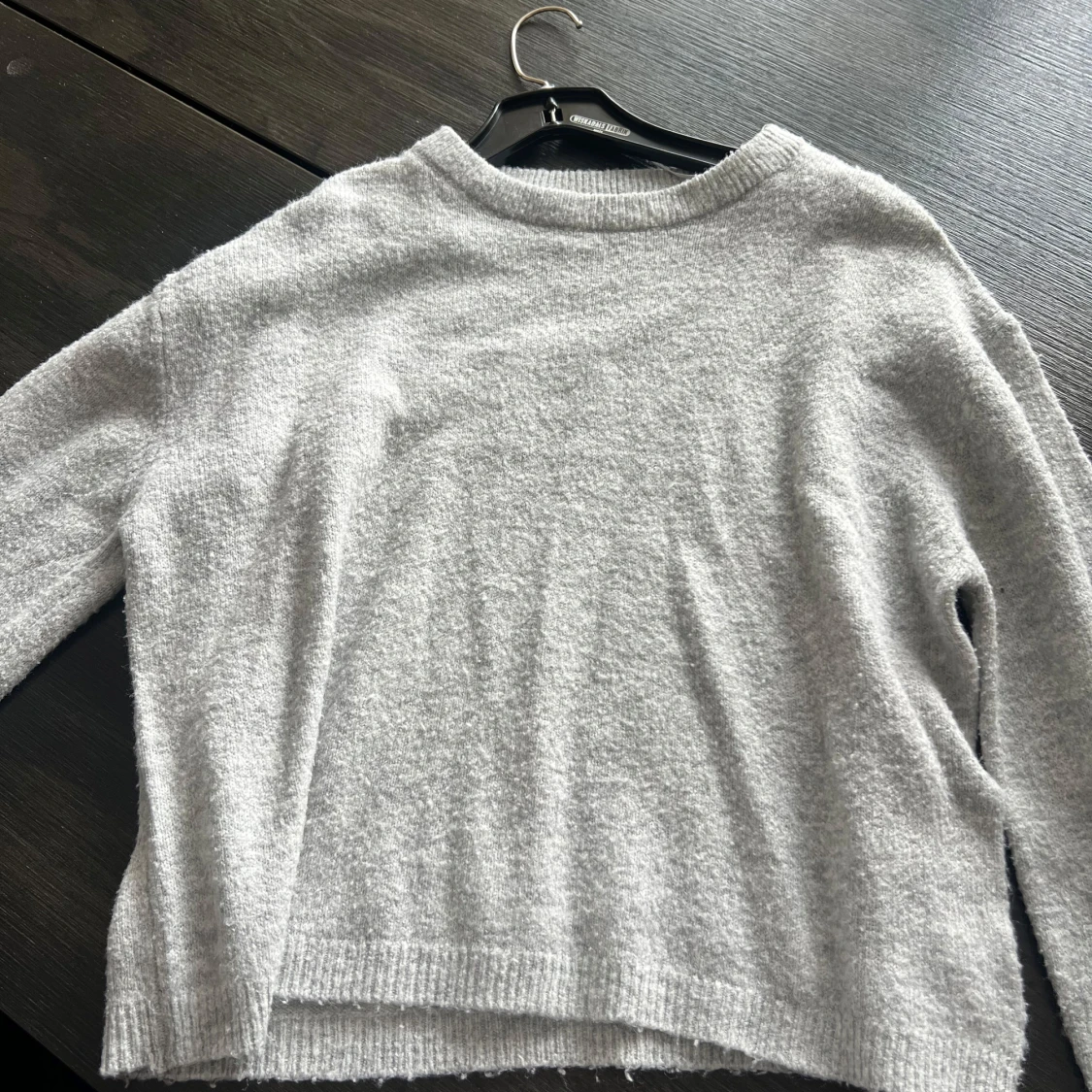 Ljusgrå stickad tröja från 157