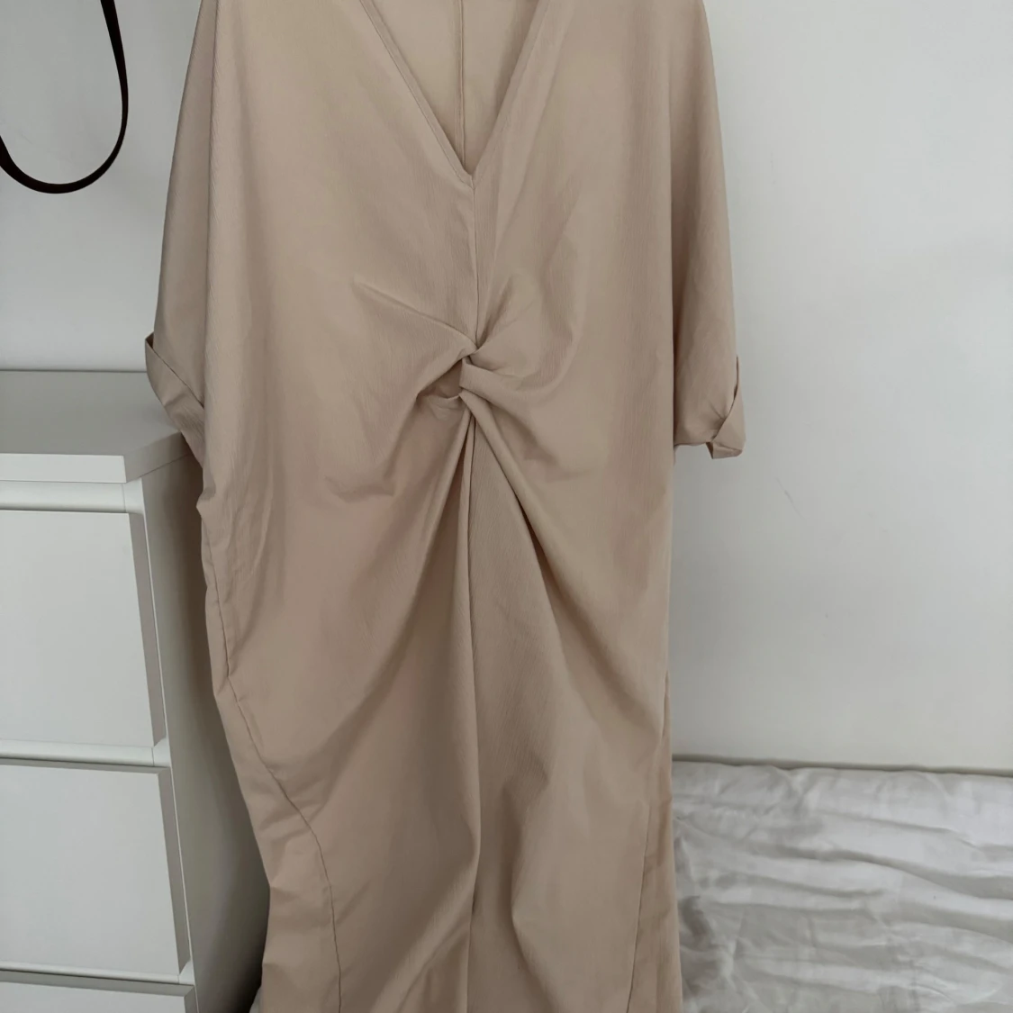 Beige omlottklänning med knut