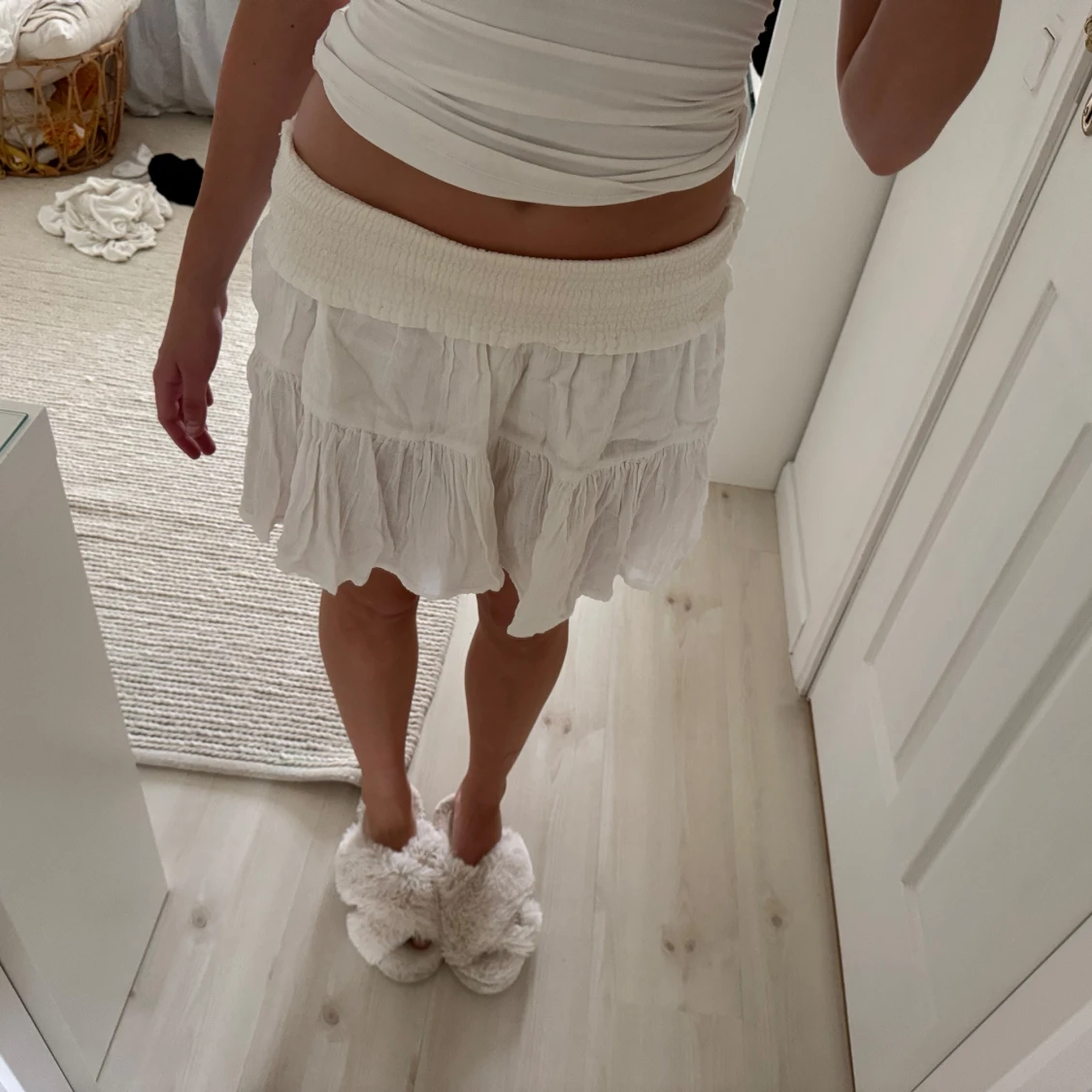 Vit volangkjol med smock