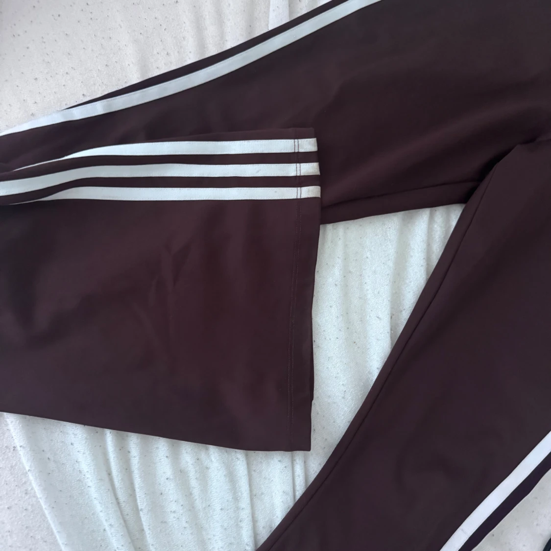 Bruna Adidas byxor med vita ränder XS - 1