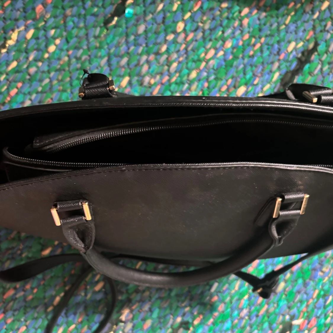 Rea Svart axelväska i skinnimitation  - 1