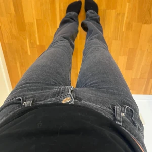 Low waist jeans från Zara - Säljer ett par svarta jeans från Zara i storlek 34. Jeansen har rak passform och är låga i midjan. Jeansen är sparsamt använda 