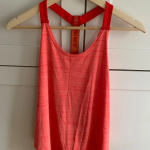 Nike Dri-Fit röd linnetopp - Sportig röd/orange linnetopp från Nike med brottarrygg.