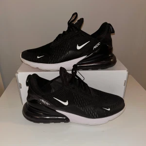 Nike Air Max 270 - Säljer dessa Nike air Max som är i jätte bra skick, andvänt få gånger, köpt på Nike Ny pris 1850kr pris kan endast diskuteras vid snabb affär , storlek 44 men passar även 43 , box följer med och originella pappret, bild på kvitto Dm 🧾 
