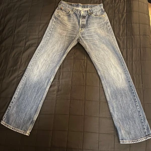 Ljusblåa Levi’s  - Klassiska Levi's  jeans i ljusblå tvätt med raka ben och femficksmodell. Byxorna är i gott skick