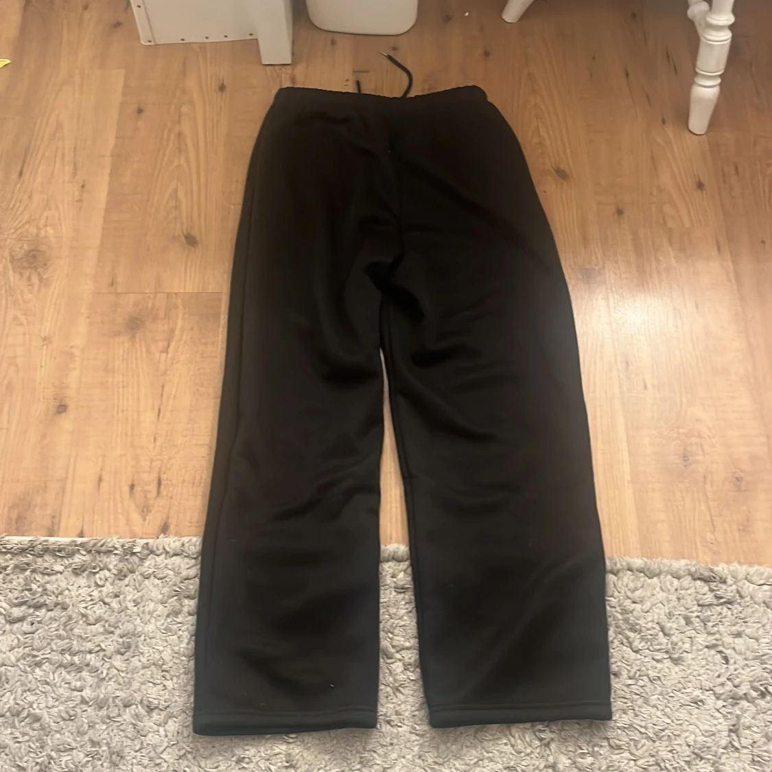 Svarta mjukisbyxor med tryck - 1