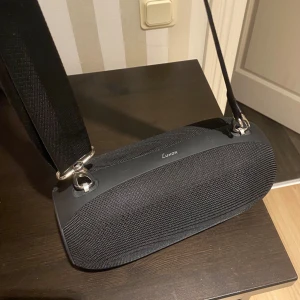 Högtalare bluetooth - Superbra ljud, medföljande axelband 