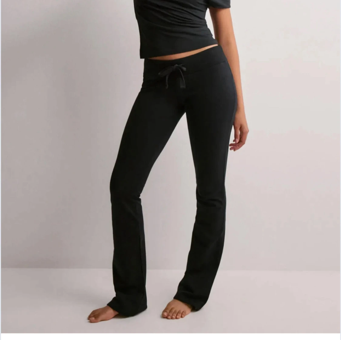 Svarta Cozy Chill Pants från Nelly - 2