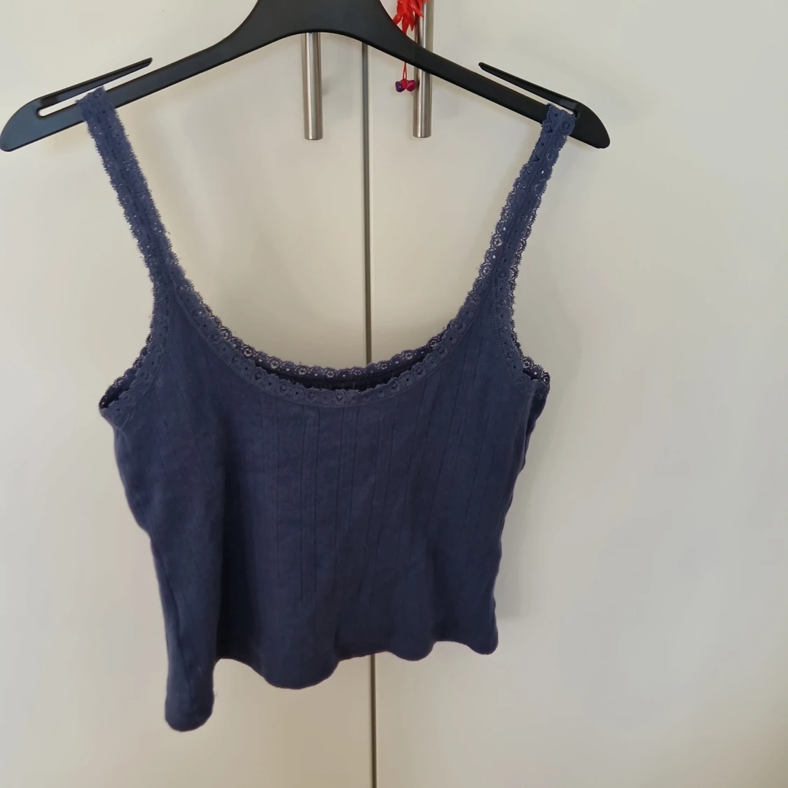 Mörkblå ribbad linnetopp med spets - 1