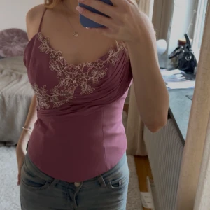 Rosa festtopp - Säljer denna unika topp köpt på humana men aldrig använt då den är för liten för mig. Den har jätte fina pärlor och paljetter i form av blommor 🌸 💕 man sätter på den med en dragkedja i ryggen, kan ändra pris vid snabb affär