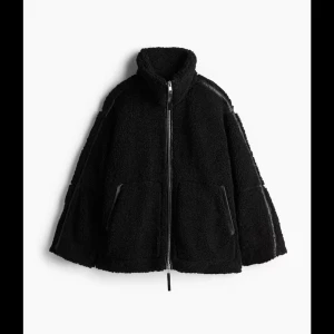 Teddy jacka - Säljer denna skit snygga slutsålda jacka från hm i svart.  Storlek M