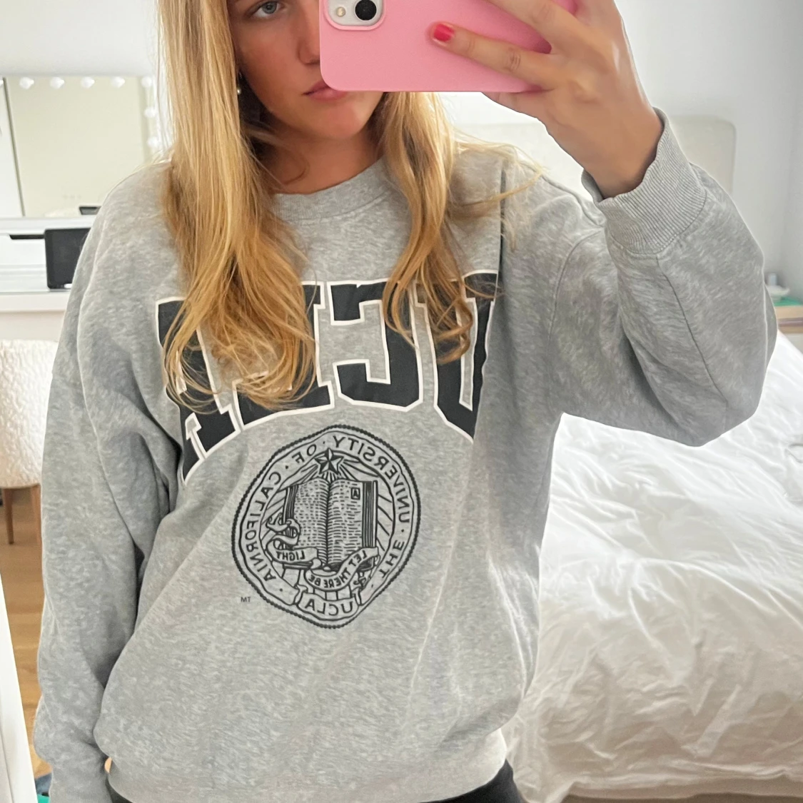 Grå UCLA sweatshirt i oversized modell
