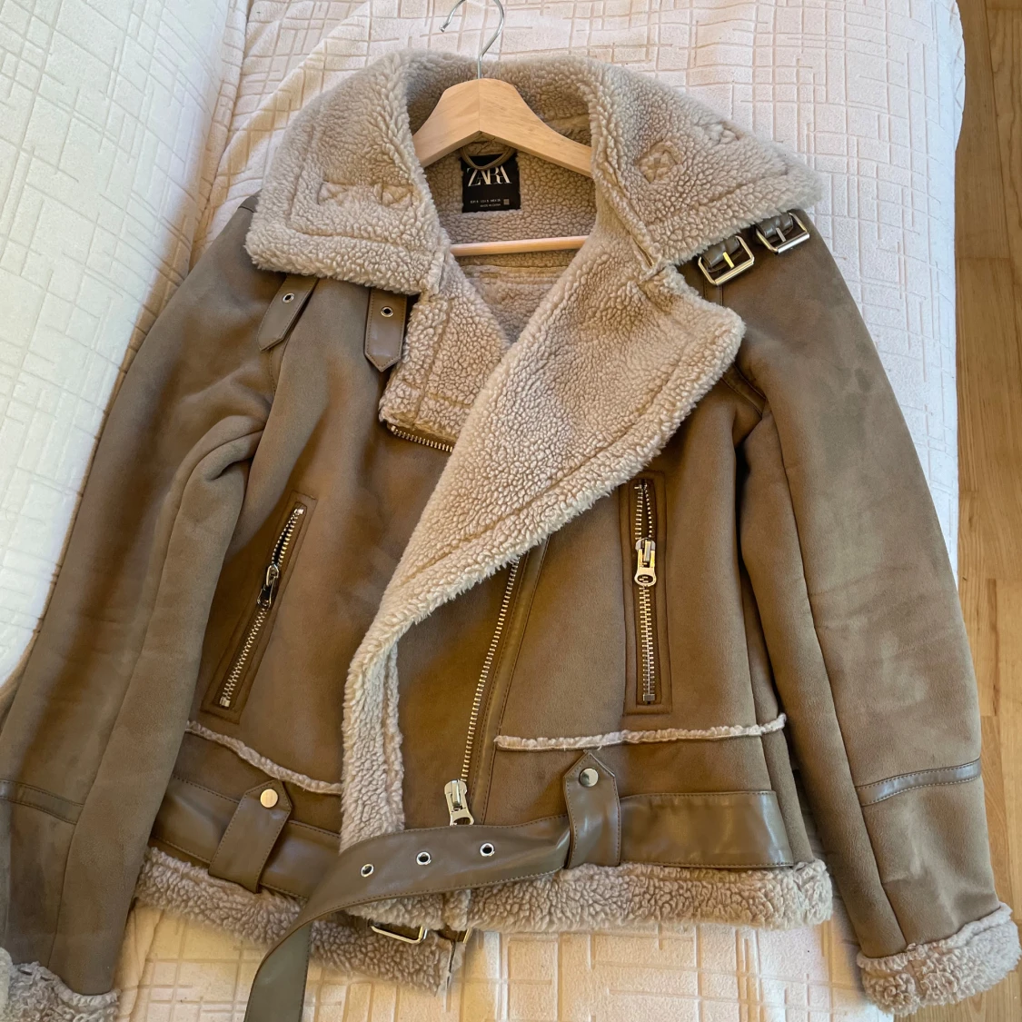 Beige teddyjacka från Zara med bälte