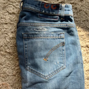 Ljusblå skinny jeans från George - Säljer ett par ljusblå skinny jeans från dondup i modellen George med några slitningar. Nypris 3200. Fråga vid minsta fundering.