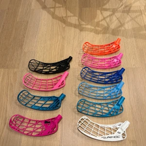 Innebandyblad Mix - Stort paket med innebandyblad i olika färger och modeller.  Bladen är i gott skick med endast mindre bruksspår. Perfekt för dig som vill byta blad ofta eller behöver reservdelar till innebandyklubbor.