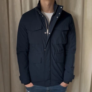 J.Lindeberg fieldjacket - Väldigt fint skick inga defekter | modellen är 185 cm lång och väger ca 77 kg | riktigt fett med chromad kedja.