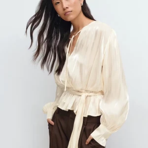 Jätte fin blus - Säljer en super fin blus från ginatricot. Helt ny och inre använd💕💕