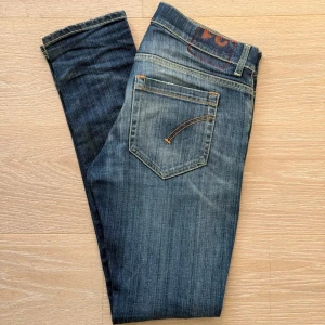 Dondup Jeans - Schyssta Dondup jeans i blå tvätt med slitningar och kontrastsömmar. Storlek W31. Hör av er angående mått eller prisförslag!