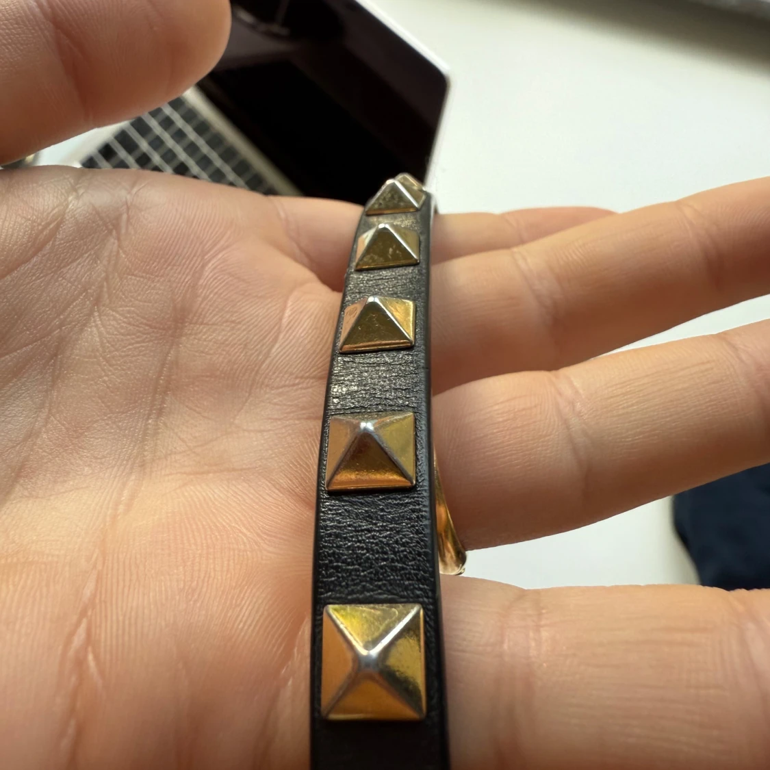 Svart Valentino armband med nitar - 2