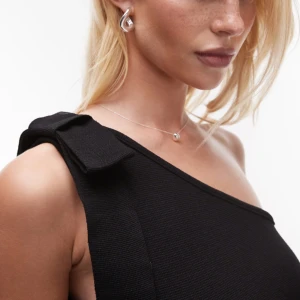 Off shoulder topp med rosett - Supersnygg one shoulder topp med rosett från mango aldrig använd🥂köpt i Spanien för 450, pris kan diskuteras!