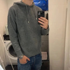 Grå hoodie från Zara i ullmix - Mysig grå hoodie från Zara i mjuk ullmix. Klassisk modell med huva och snörning, samt långa ärmar. Perfekt för höst och vinter när du vill ha något stilrent och bekvämt. Passar dig som gillar enkel och clean stil. Storlek S men sitter som M
