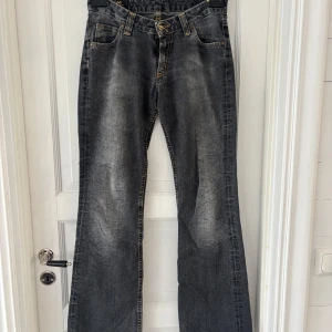 Utsvängda jeans - Utsvängda och lågmidjade jeans sista bilden beskriver färgen bäst bra skick