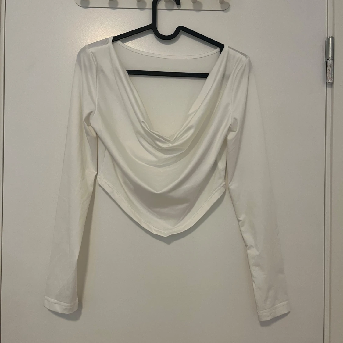 Vit långärmad omlottopp med drapering