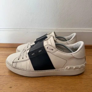 Valentino open sneakers  - Säljer nu dessa fina valentino skor | Fint skick | Storlek 41 | Kommer även med äkthetsbevis| Hör gärna av er vid frågor eller funderingar 