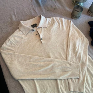 Pikétröja Massimo Dutti Kashmir - Säljer en Kashmir tröja från massimo dutti. Skriv vid frågor!