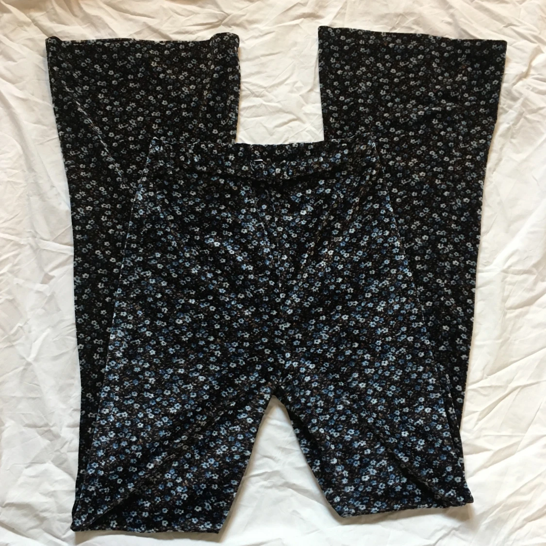 Mönstrade utsvängda byxor/ blommiga sammetsbyxor  - 1