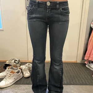 Blå bootcut jeans från Crocker - Snygga blå jeans från Crocker med bootcut-modell och låg midja. Jeansen är sydda själv nertill!!!
