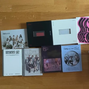 Kpop kollektion - Säljer mina kpop grejer, album blandat med Twice, Stray Kids och Enhypen. Tillkommer även poster. Säljer också mina photocards, finns fler som ej är med på bild. Album-150kr-200kr. Poster-30kr Photocard-20kr 