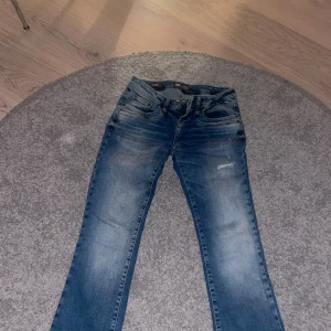 Lågmidjade ltb jeans❣️❣️ - Säljer ni ett par lågmidjade ltb jeans i superfint skick, det är i storlek 26/30 men har satt på en extra knapp som man ser på bilderna då de är lite för stora för mig, tror det går att de trott❣️❣️skriv vid funderingar osv❣️❣️jeansen har även lite små slitningar som man ser!❣️❣️