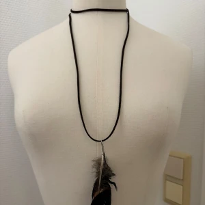 Brunt halsband med fjäderdetalj - Krimskrams. Halsband. Hämtas i Hägersten om du vill slippa frakt. Var även uppmärksam på när Plick erbjuder fraktfritt ibland på dyrare plagg. Följ mig gärna. Har mycket att lägga ut i olika storlekar! 