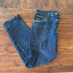 Lee Daren Zip Fly jeans blå W33 L32 - Säljer ett par klassiska blå Lee Daren Zip Fly jeans med raka ben och normal passform. Jeansen har fem fickor, snygga kontrastsömmar och Lee-logga på bakfickan. Tillverkade i bomull med dragkedjegylf. Perfekta för dig som gillar tidlös denimstil.