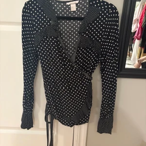 Prickig blus - Snygg prickig blus med omlott !