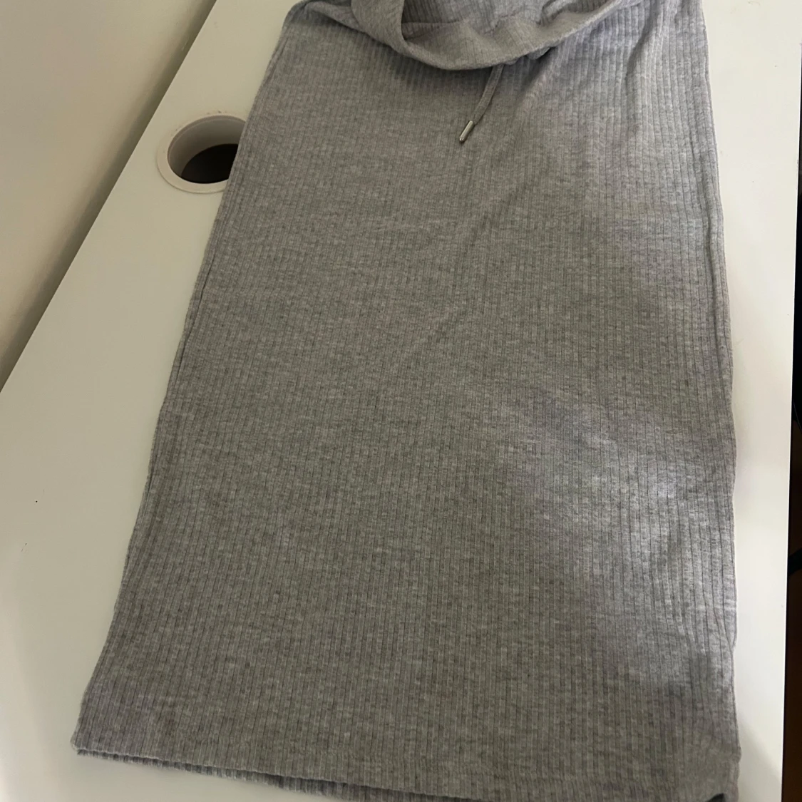 Grå ribbad långkjol från Gina Tricot - 3