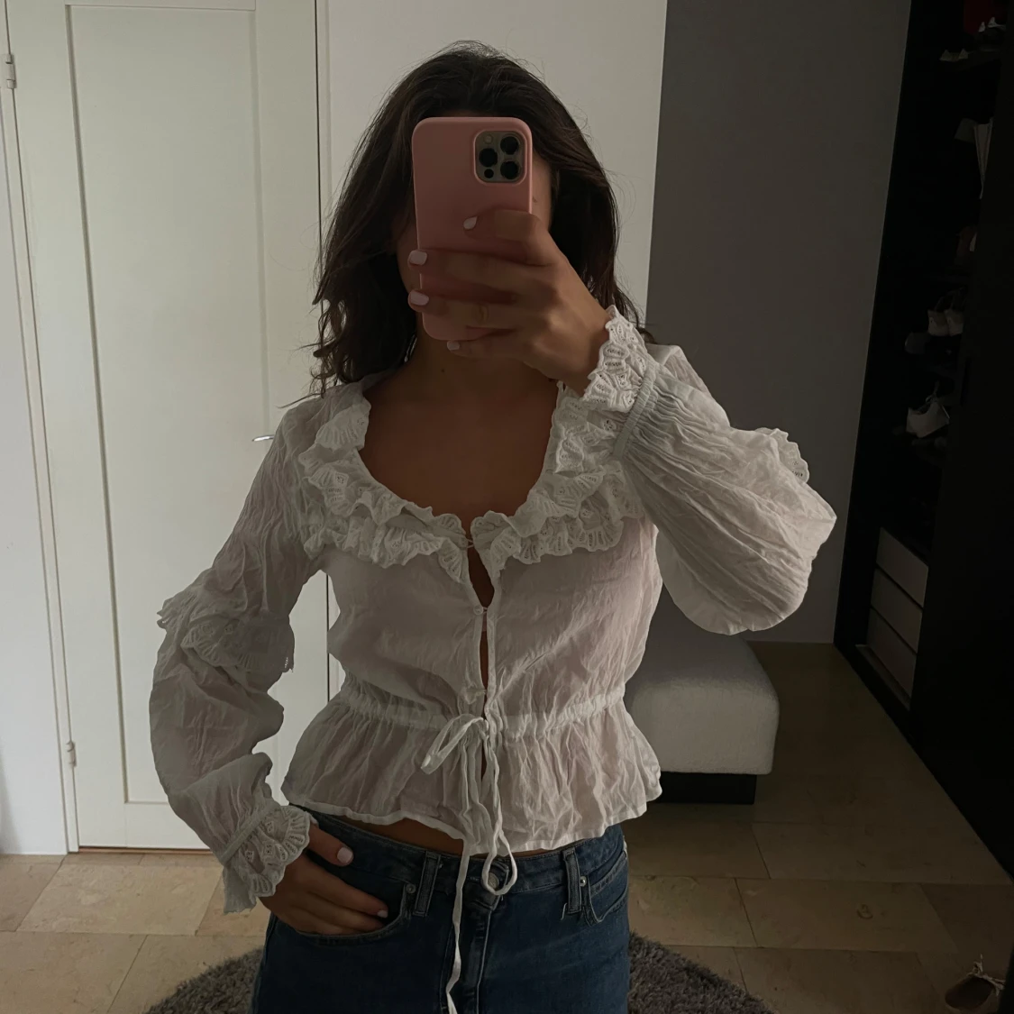 Vit blus med volang och knyt