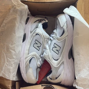 New balance  - Säljer mina new balance skor som är helt nya och oanvända! Köpt av en här på plick, men var ej i min storlek! Det tidigare priset var 1300kr och säljer nu för 750 kr!🩷