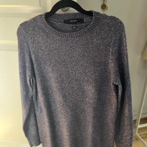 Mörkgrå stickad tröja från Vero Moda - Mysig mörkblå stickad klänning från Vero Moda i storlek XS. Tröjan har rund halsringning, långa ärmar och en klassisk, enkel design som är perfekt för kyliga dagar. Materialet är mjukt och ger en avslappnad vibe. Nypris för 1,5 år sen 400kr. Använd en gång 