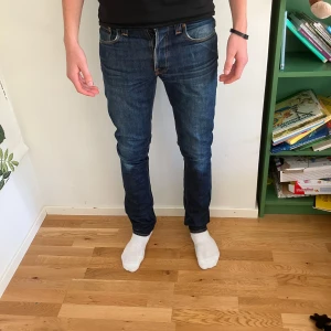 Nudie Jeans grim tim - Säljer ett par riktigt snygga och bekväma jeans från Nudie🤩, storlek är W31 L36. Modellen på bilderna är 188 och väger 74kg. Nypris 1600kr Bara att höra av sig vid frågor!😊