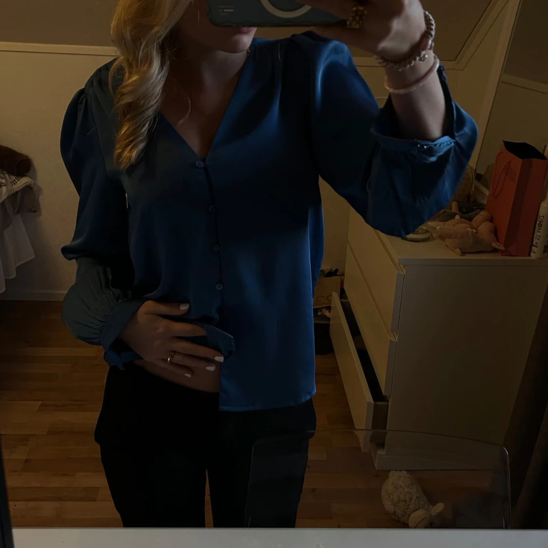 Blå satinblus från Vila med v-ringning - 1